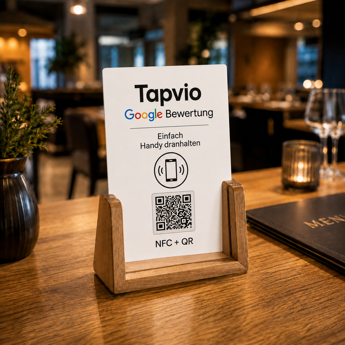 TAPVIO NFC- und QR-Bewertungsaufsteller auf Holztisch im Café